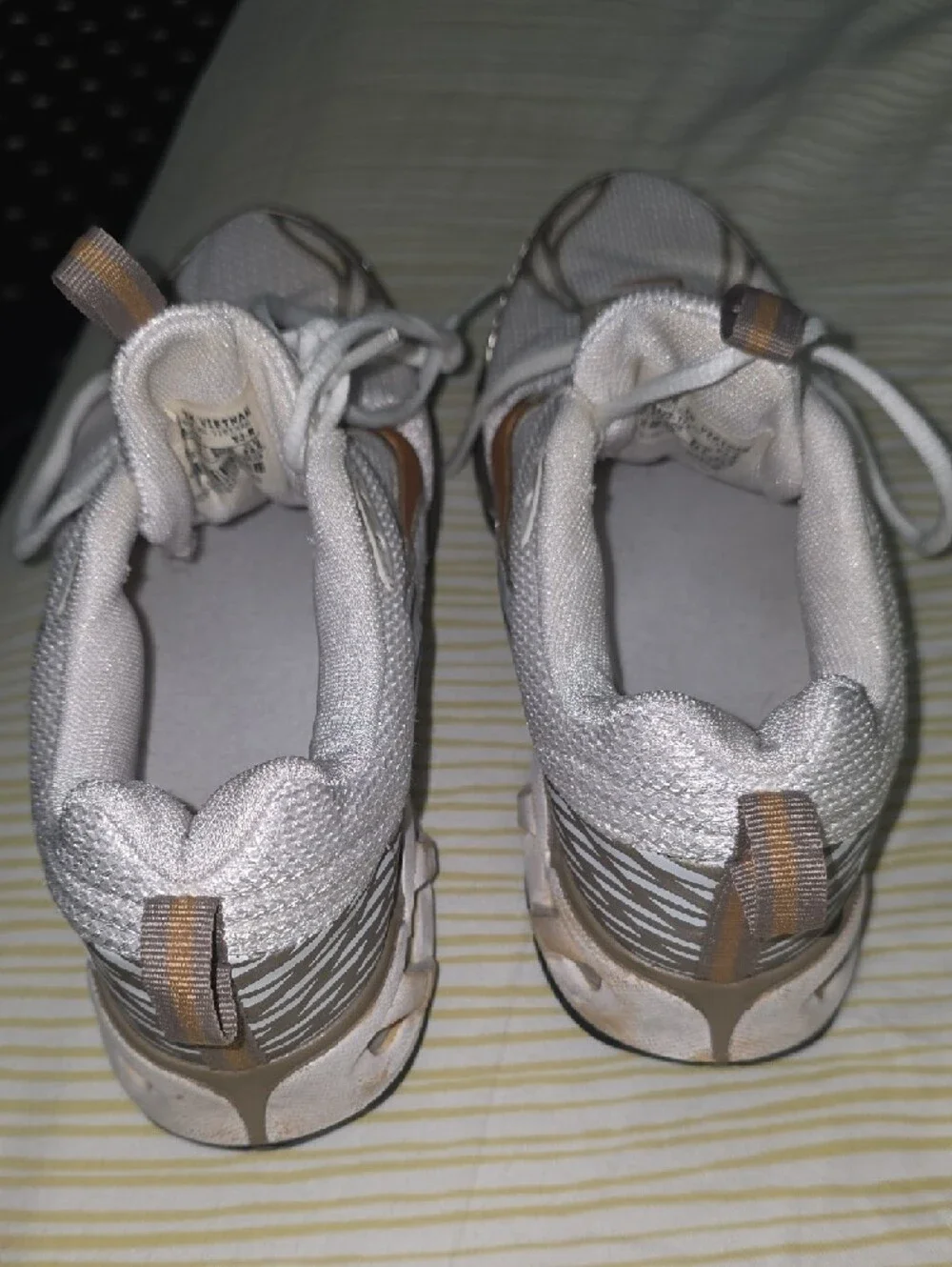 Nike Women’s White and Metallic Gold Athletic Sneakers 7.5 Used Very Good - Picture 9 of 9